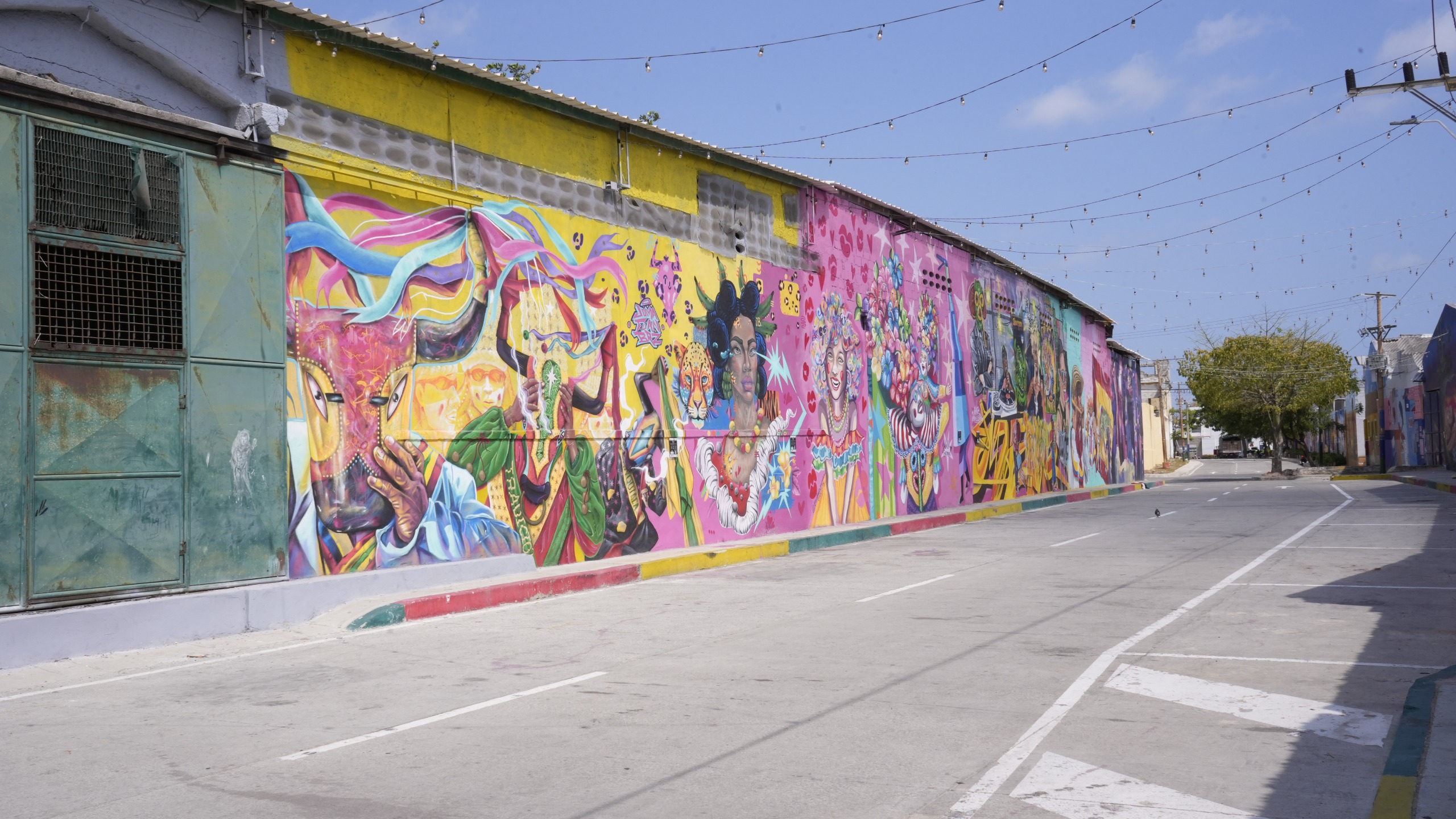 Fachadas de establecimientos son el lienzo para los artistas.