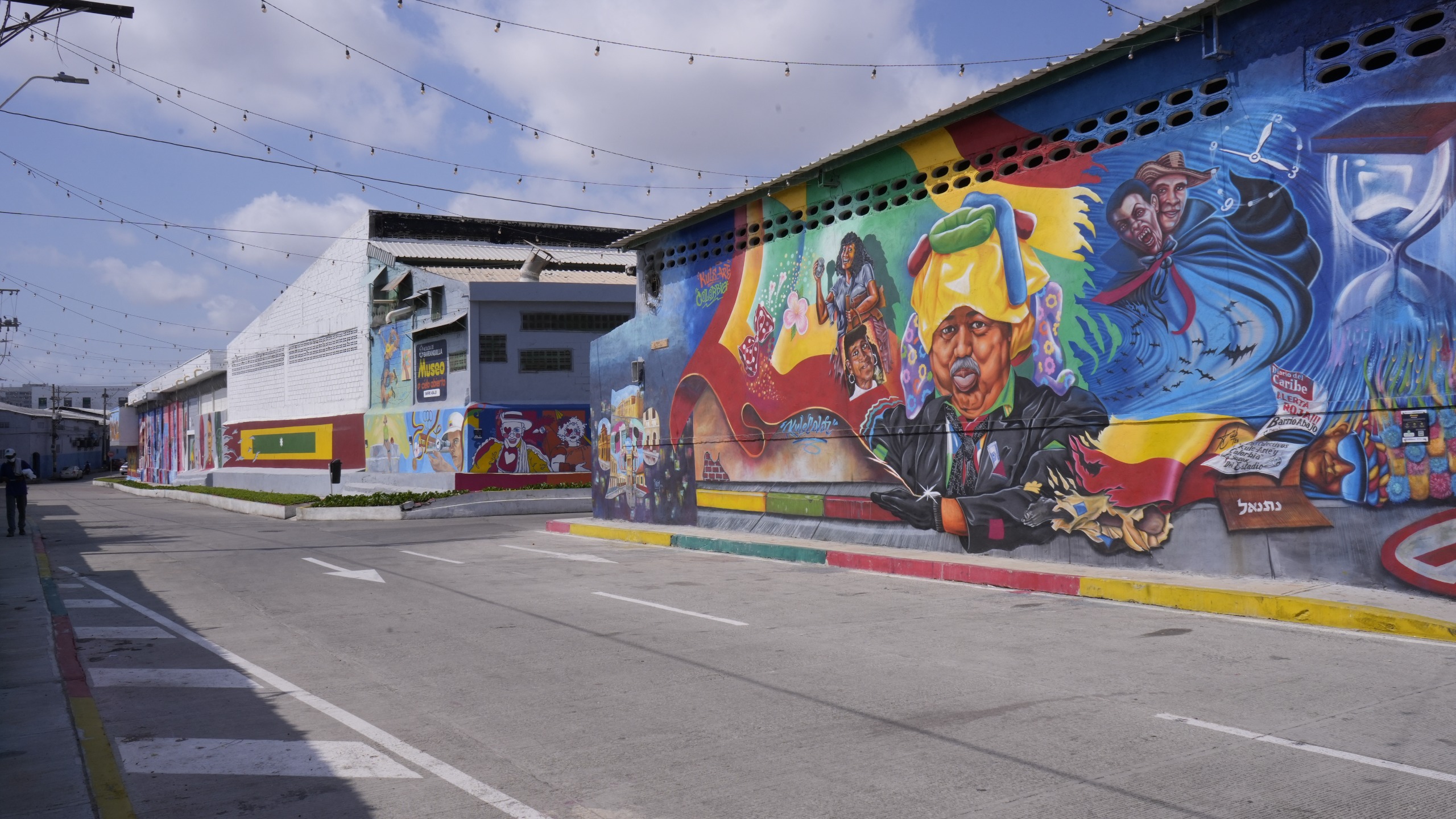 Cada mural cuenta una historia diferente.