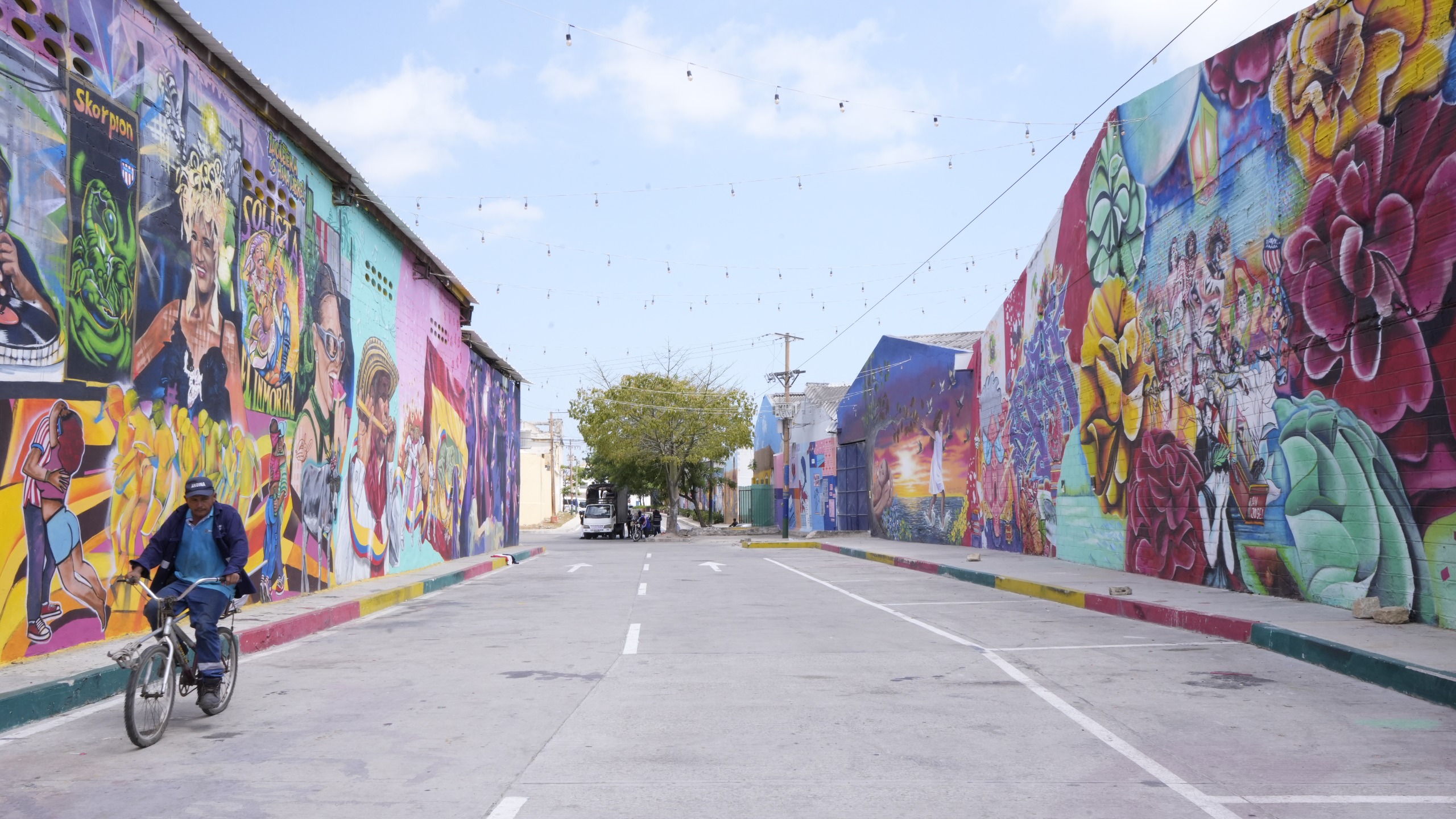 Cada mural cuenta una historia diferente.