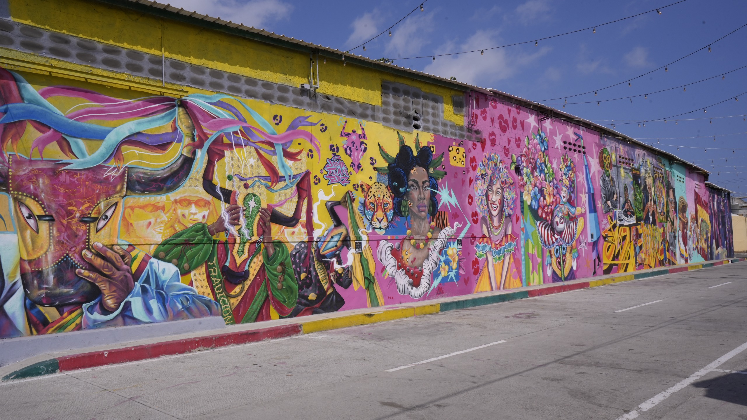 Cada mural cuenta una historia diferente.