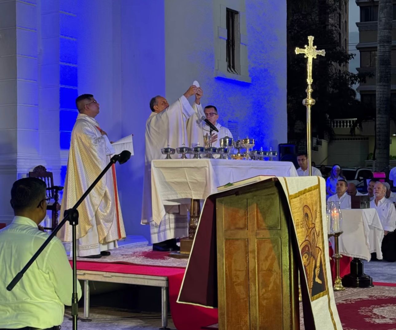 Monseñor Pablo Emiro Salas Anteliz, Arzobispo de Barranquilla en la eucaristía de la parroquia Inmaculada Concepción.