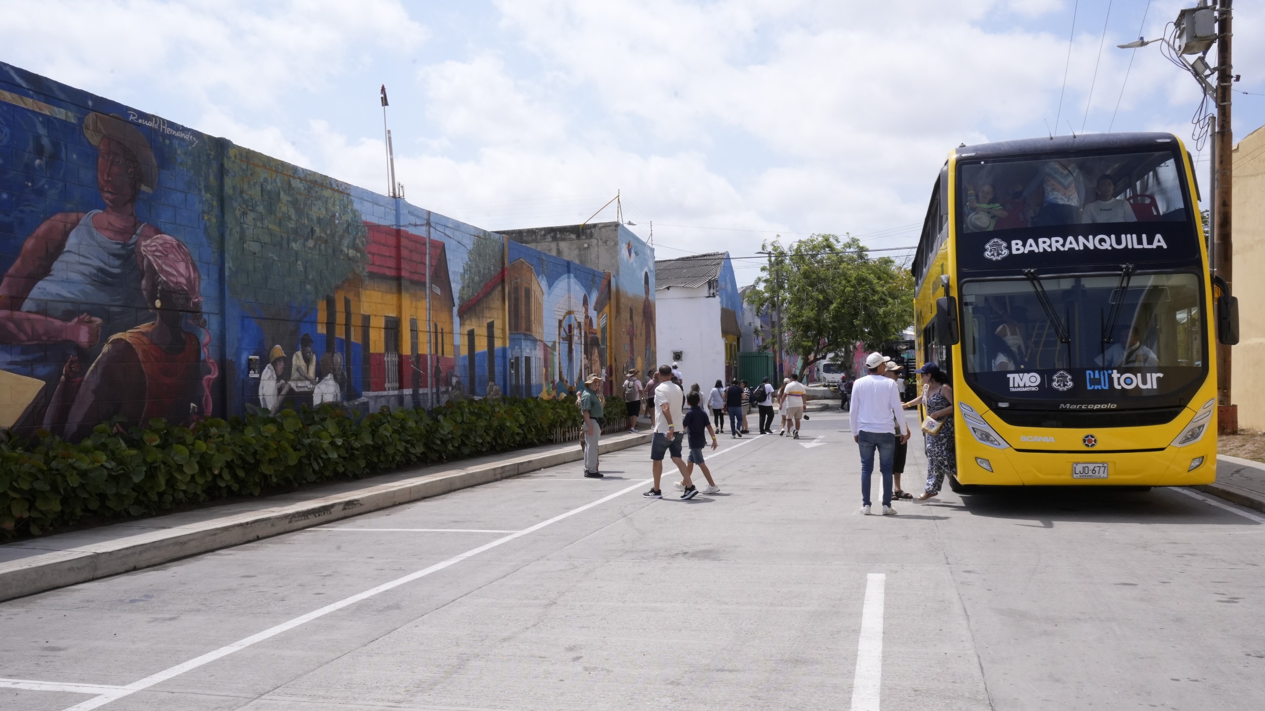 Turistas visitan la ciudad para apreciar su arte y sus atracciones turísticas. 