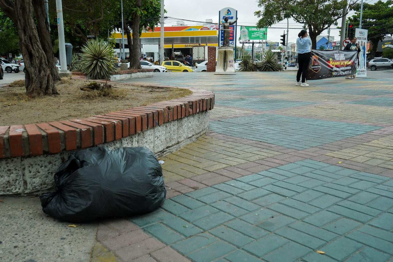 Bolsas de basura en la plazoleta Esthercita Forero
