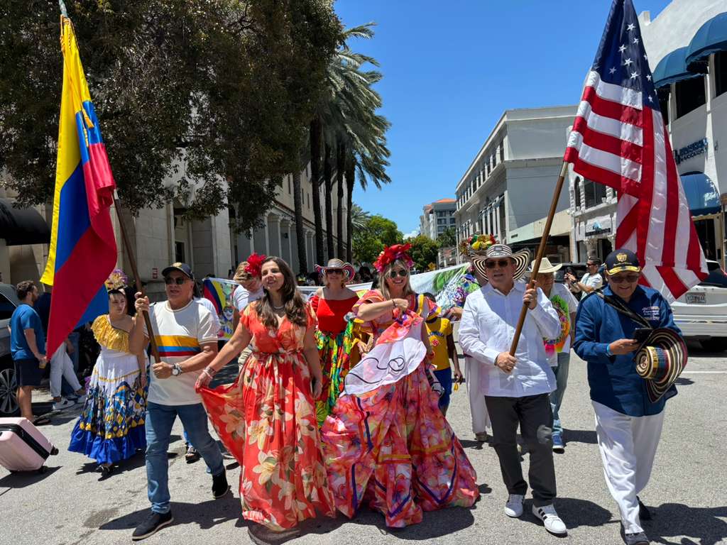 El desfile lo encabezó el embajador de Colombia, Edgar Monroy, y el cónsul de Colombia Fernando Marmolejo.