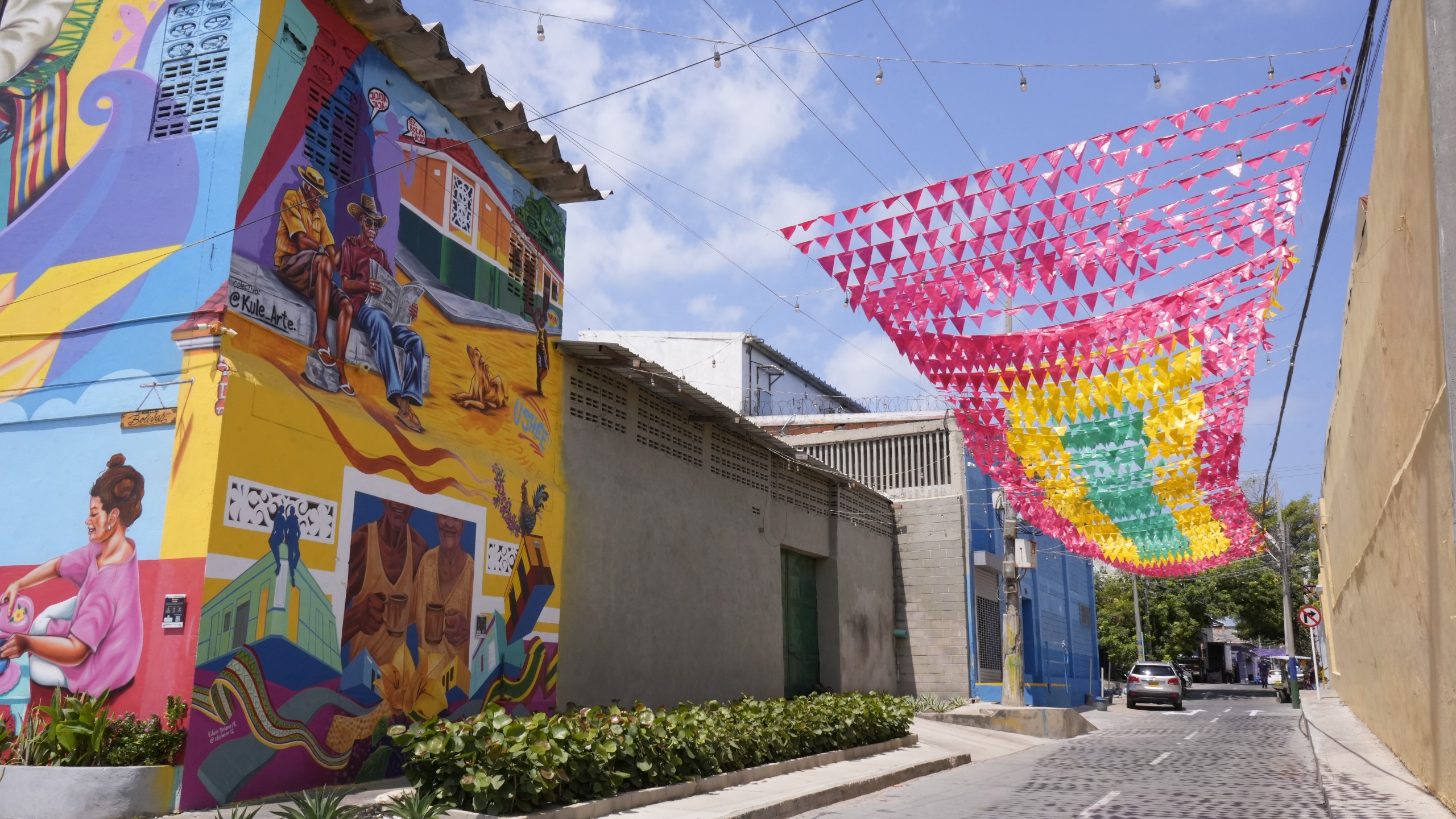 La creatividad de artistas locales convierten sus espacios en museos a cielo abierto.