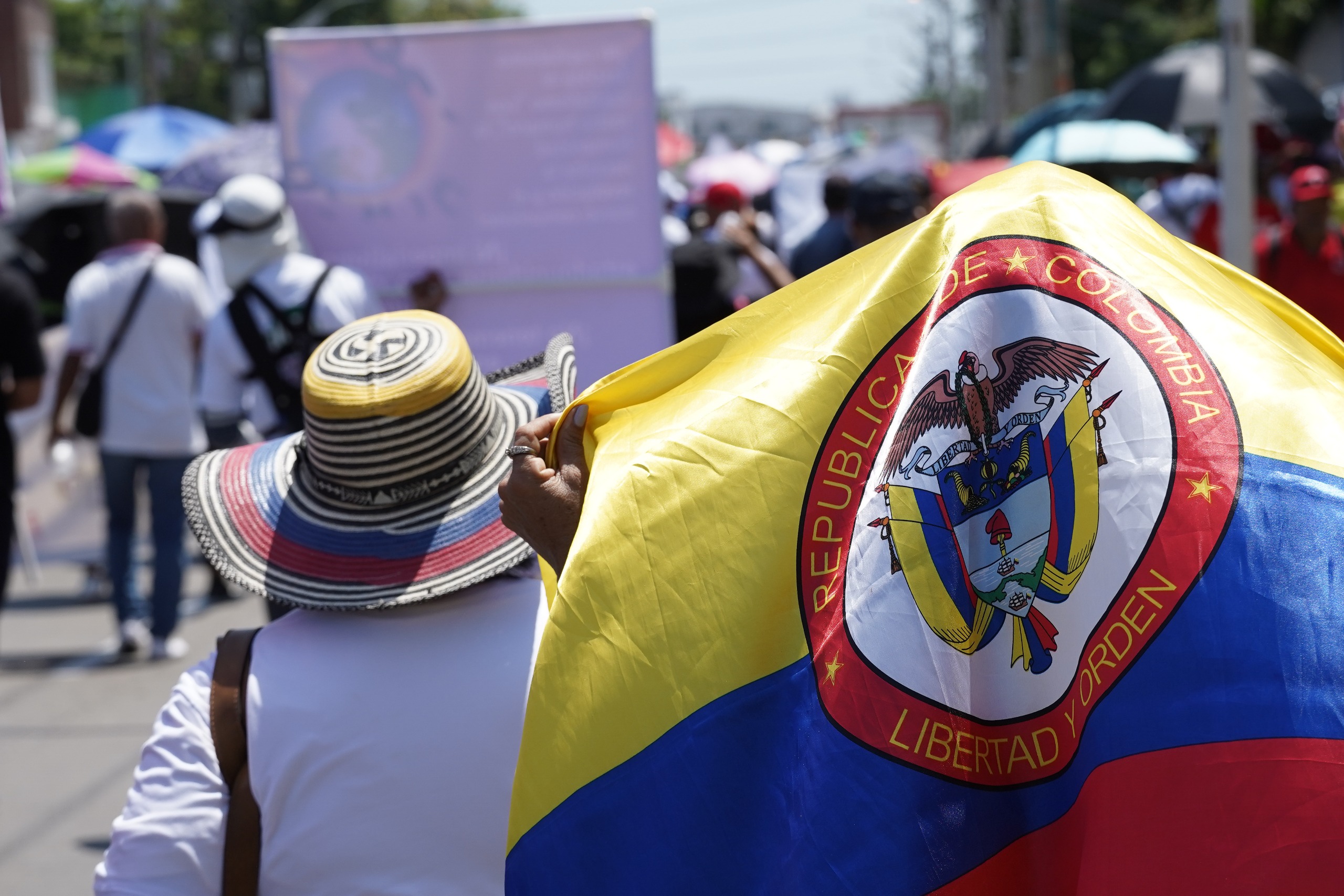 Con la bandera en la mano, los sindicatos pidieron garantizar condiciones laborales dignas.