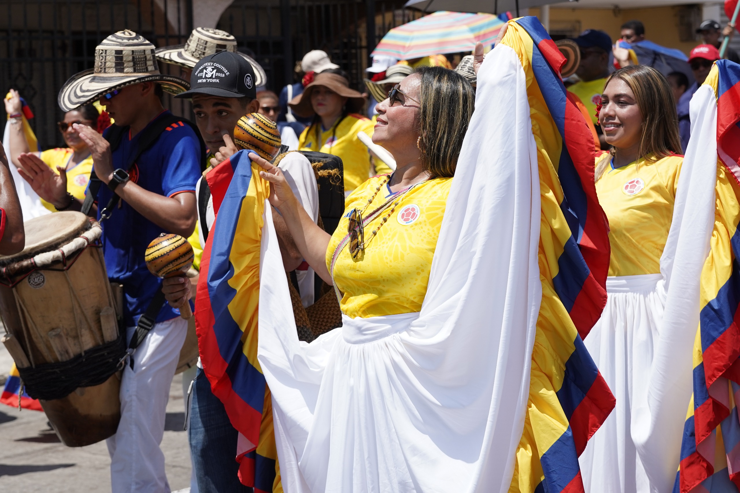 Grupos folclóricos amenizaron la manifestación.  