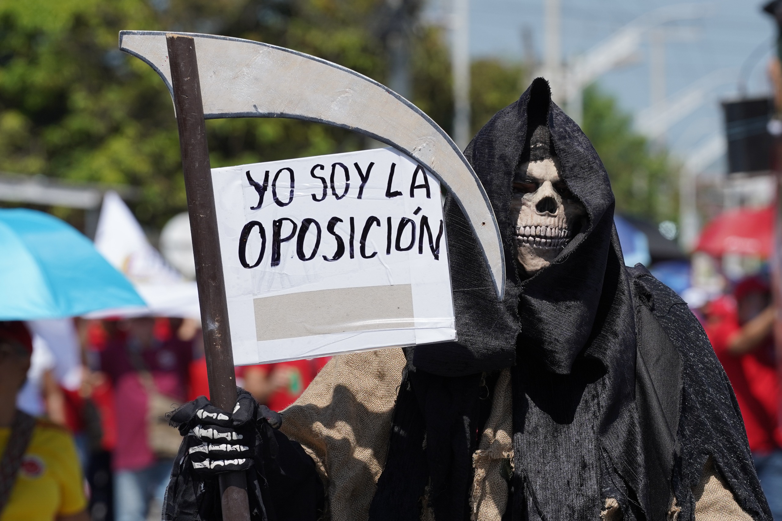 La mascara de la muerte se tomó la manifestación. 
