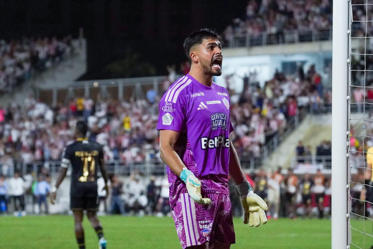 La celebración de Silveira después de que Rodallega falló su penalti.