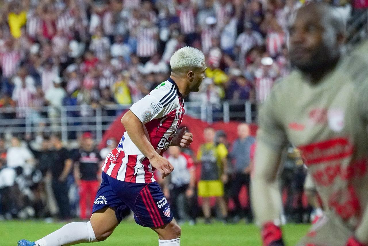 La celebración del ídolo rojiblanco ante la tristeza de Marmolejo.