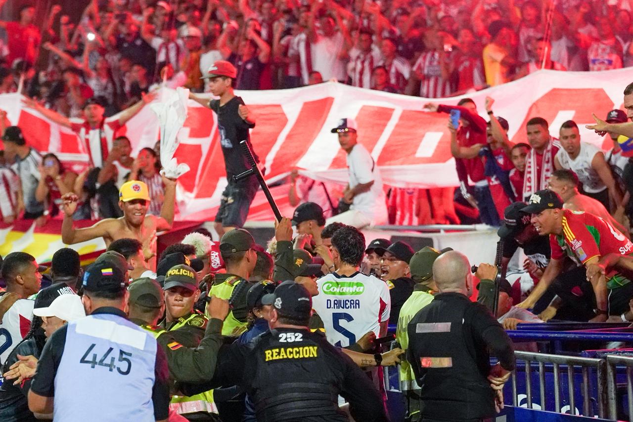 Los hinchas compartieron la alegría con los jugadores.