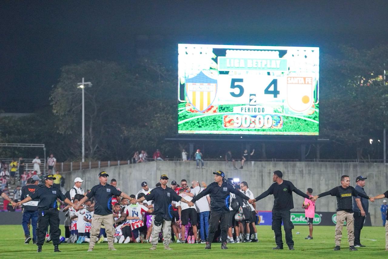 Los jugadores de Junior le agradecieron a Dios con una oración en la mitad de la cancha.
