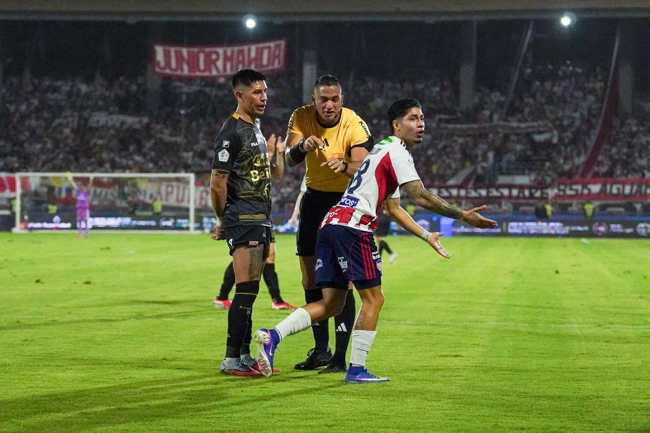 Castrillón reclamando un penal.