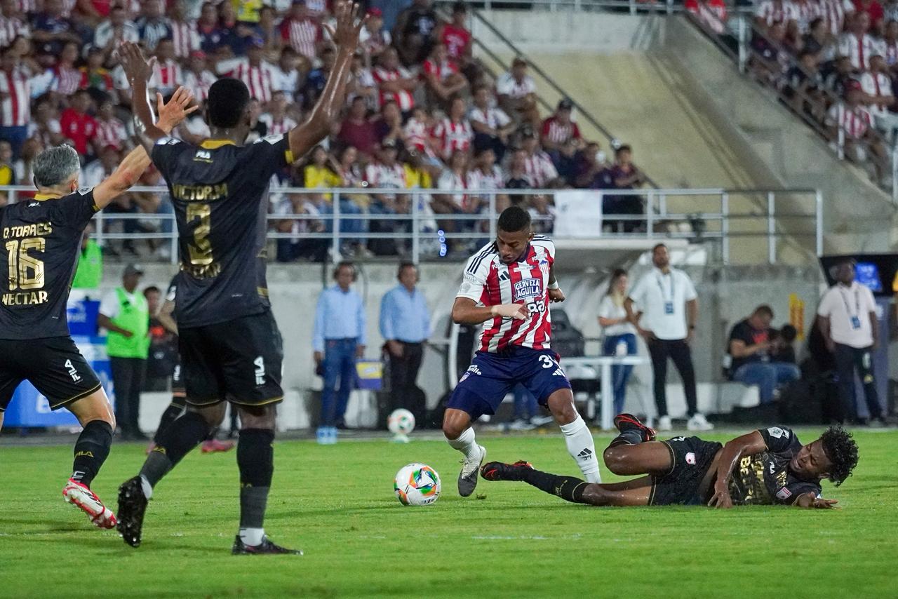 Jugada de ataque de Jhomier Guerrero.