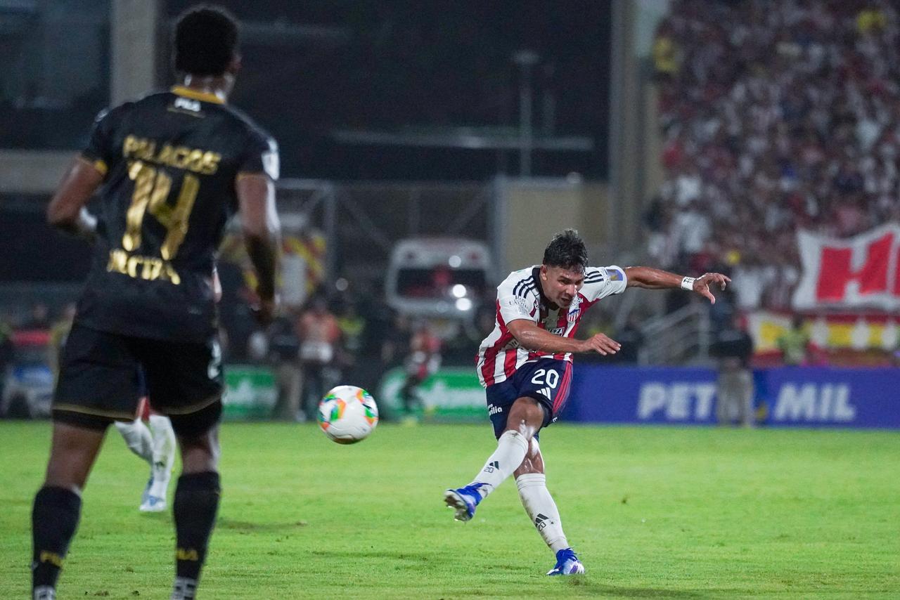 Jannenson Sarmiento en una acción de ataque.