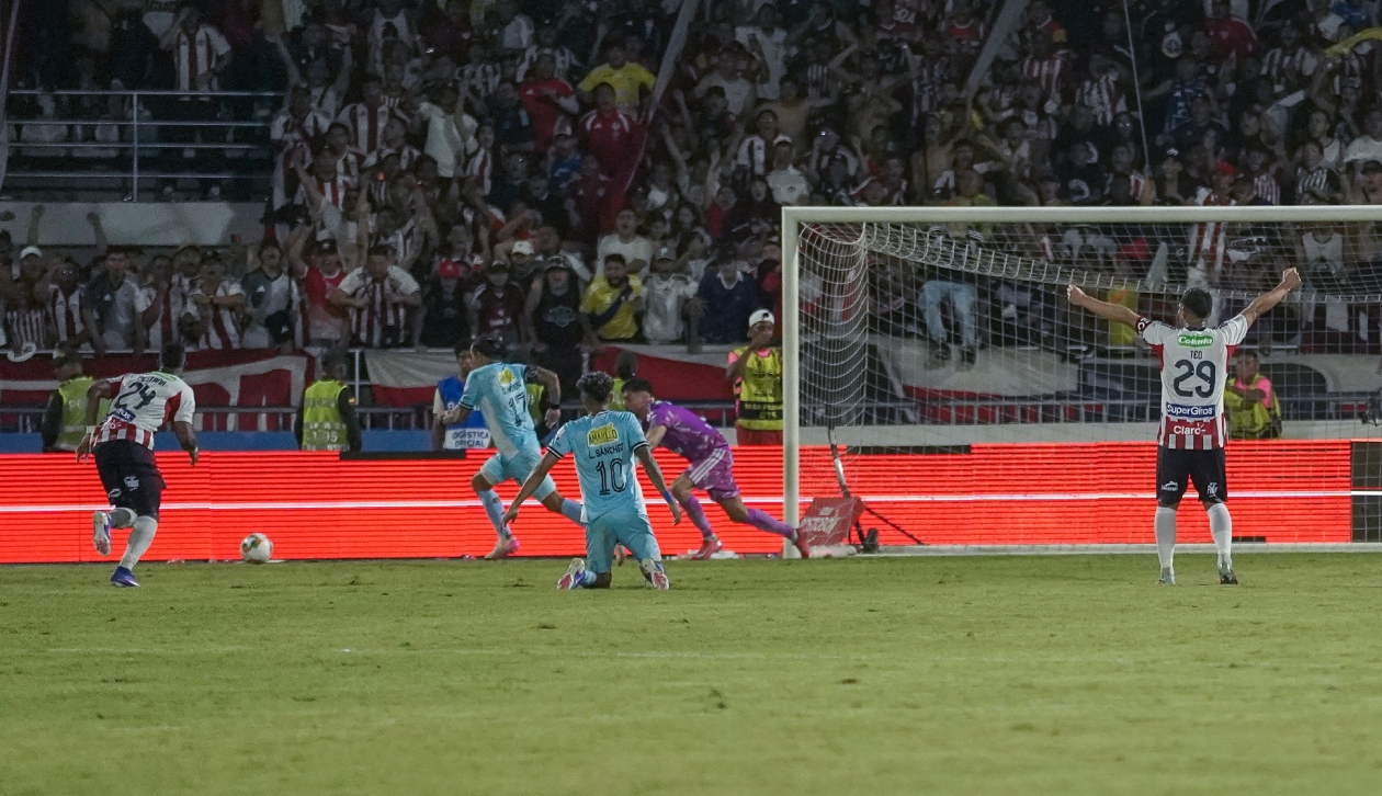 El portero uruguayo también tapó el remate en el rebote que dejó la primera acción.