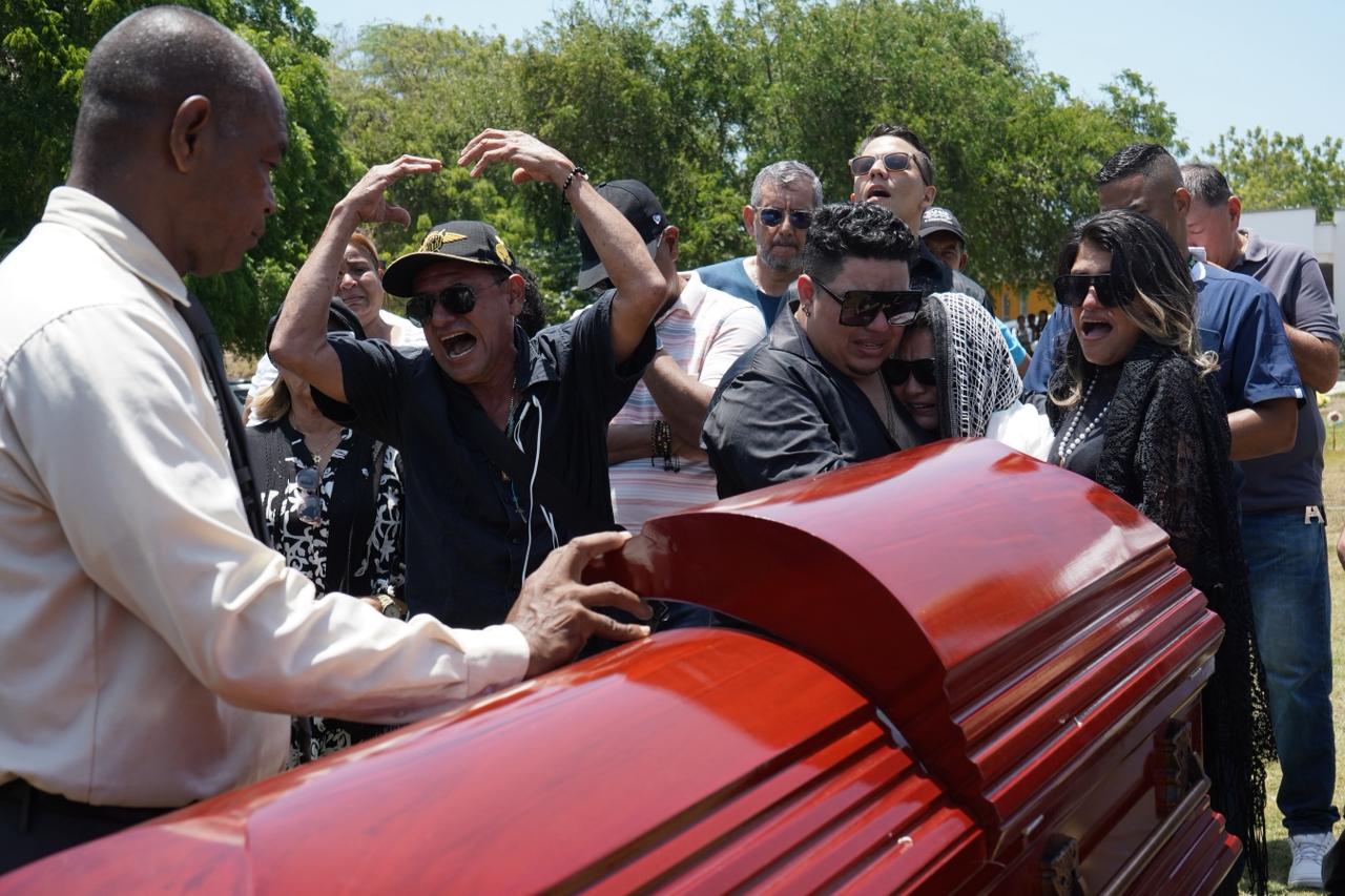 El padre de la subteniente le cantó la 'La venia Bendita' en su despedida.