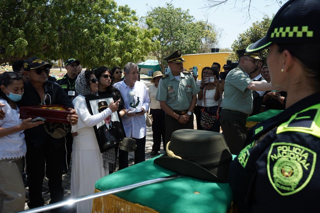 La Policía hizo un pasillo de honor durante el ingreso del féretro al cementerio.