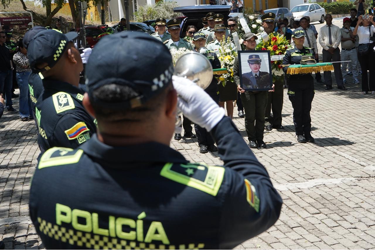 Sus compañeros de la Policía la despidieron. 