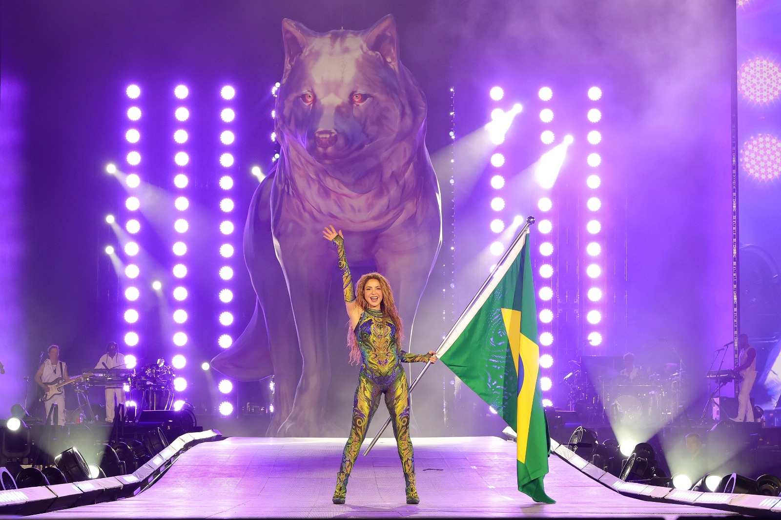 Shakira con una bandera de Brasil en la apertura del concierto.