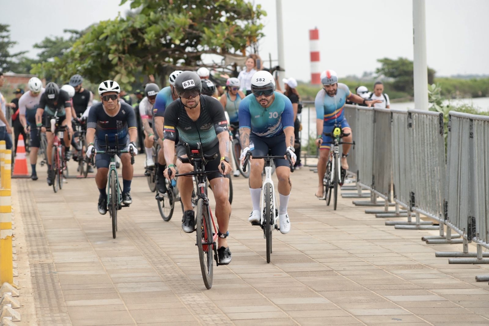 Más de 1.200 atletas participaron en el Ironman 70.3 