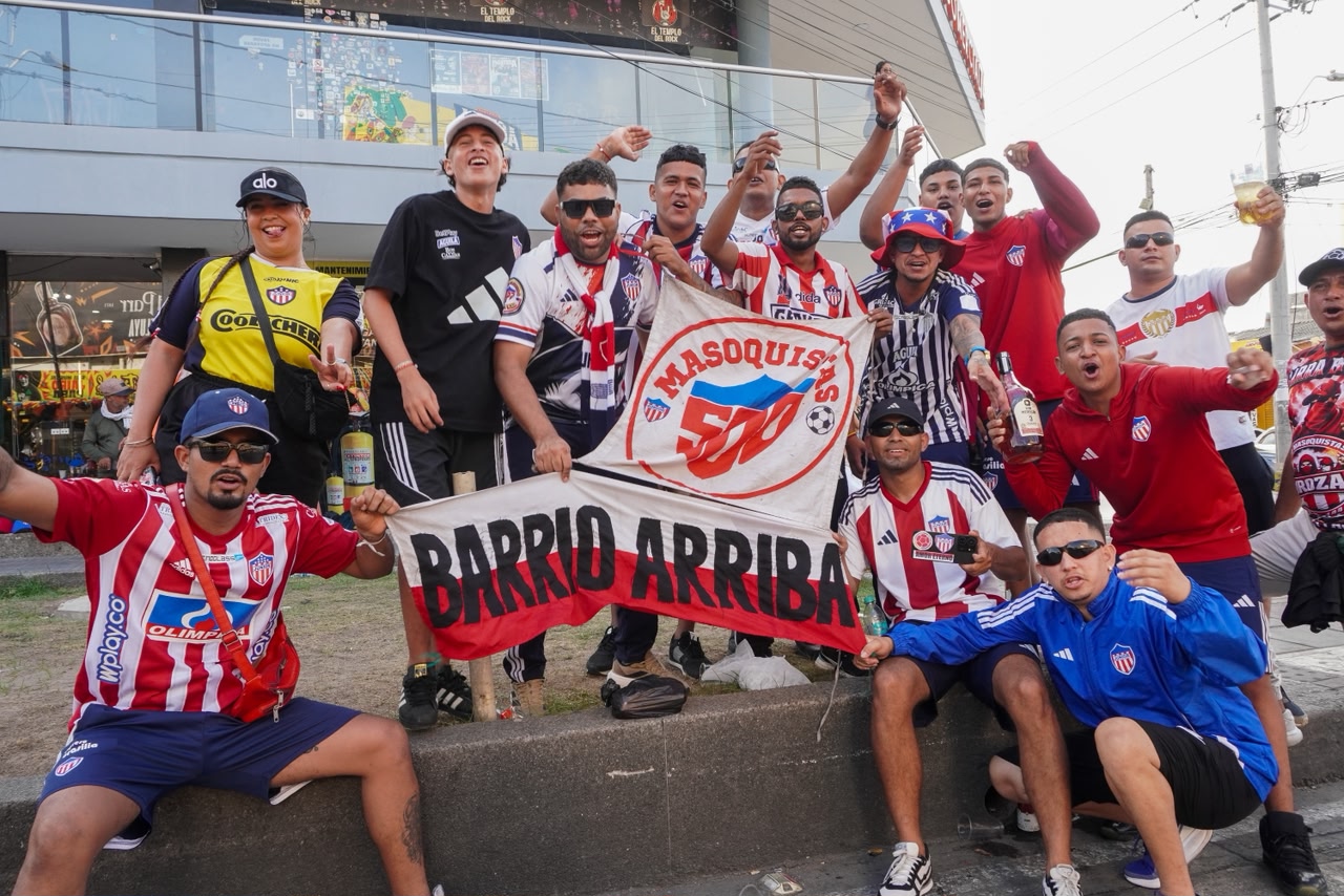 Hinchada apoyando al equipo 'tiburón'. 