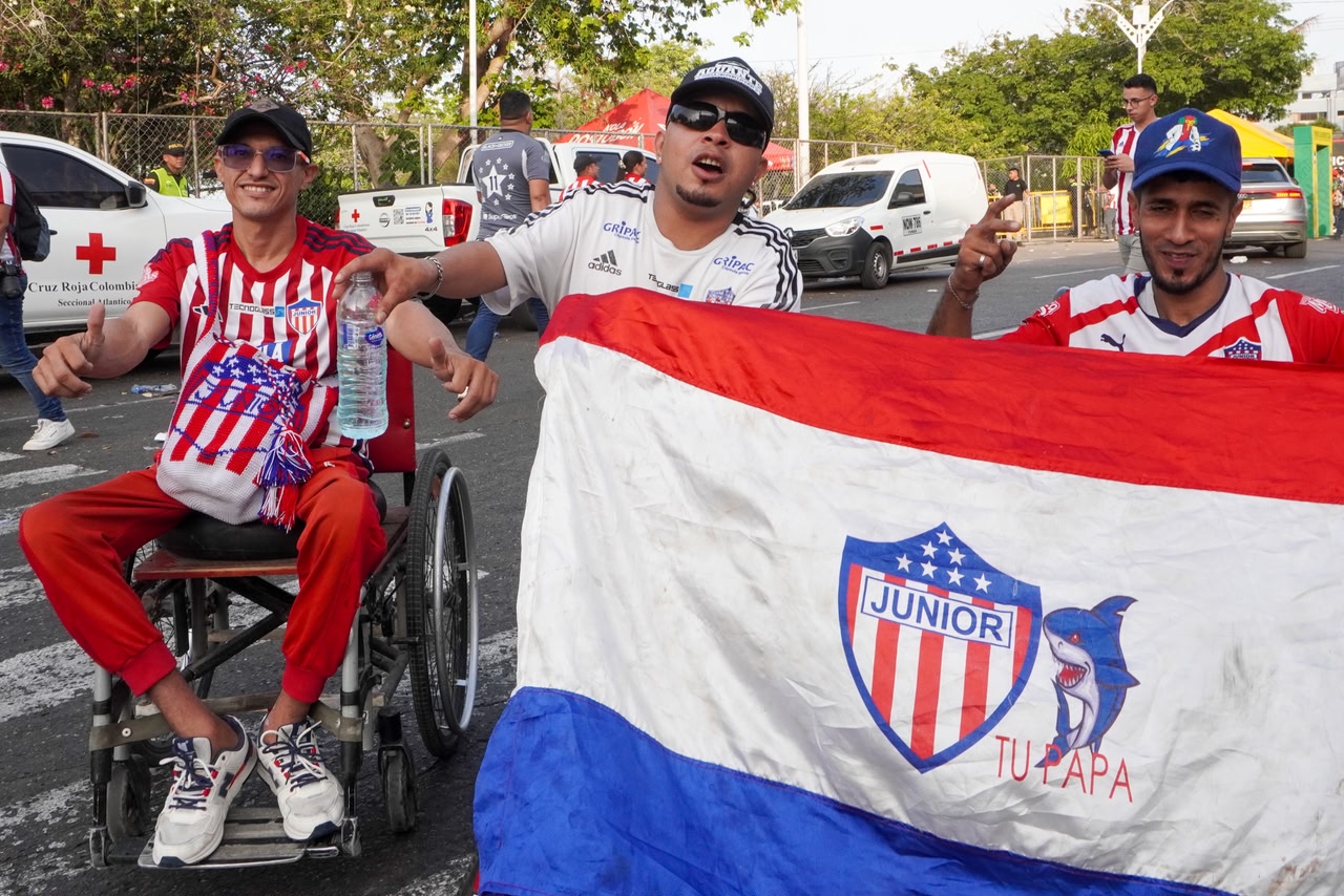 Hinchas a las afueras del estadio.