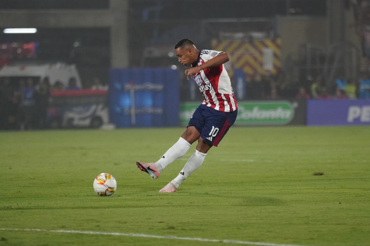 Luis Fernando Muriel lo intentó desde los primeros minutos.