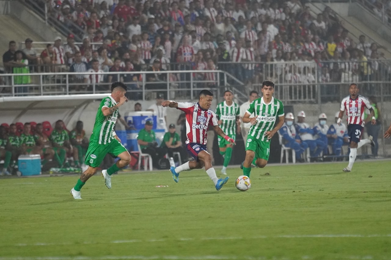 Cristian Barrios en una acción de ataque.