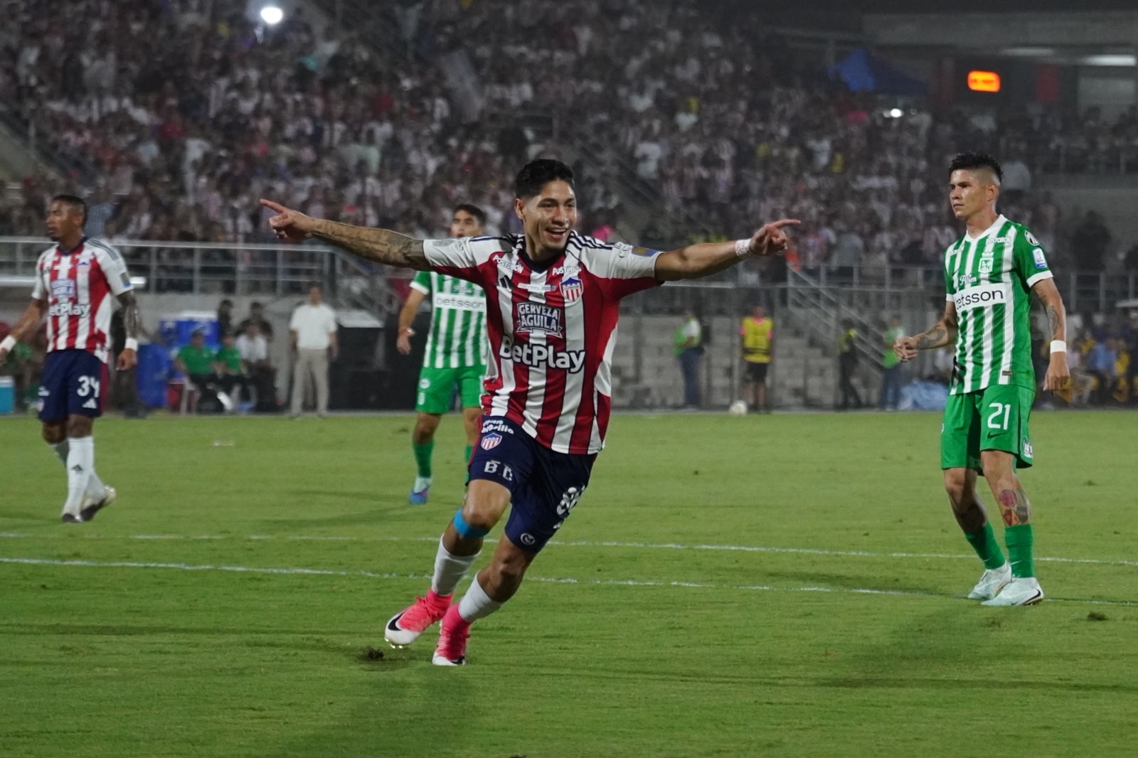 La celebración de Bryan Castrillón.