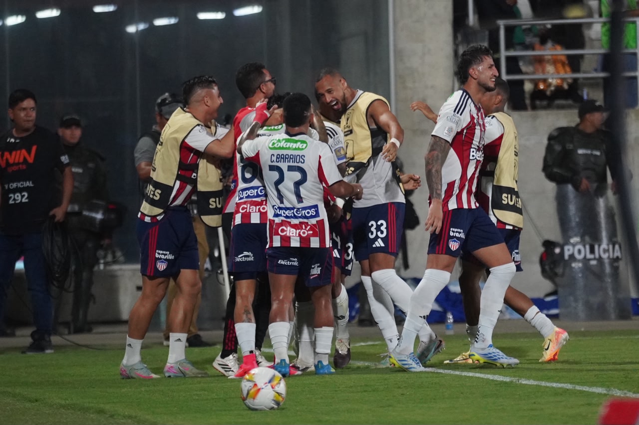 Celebración del segundo gol de Junior.