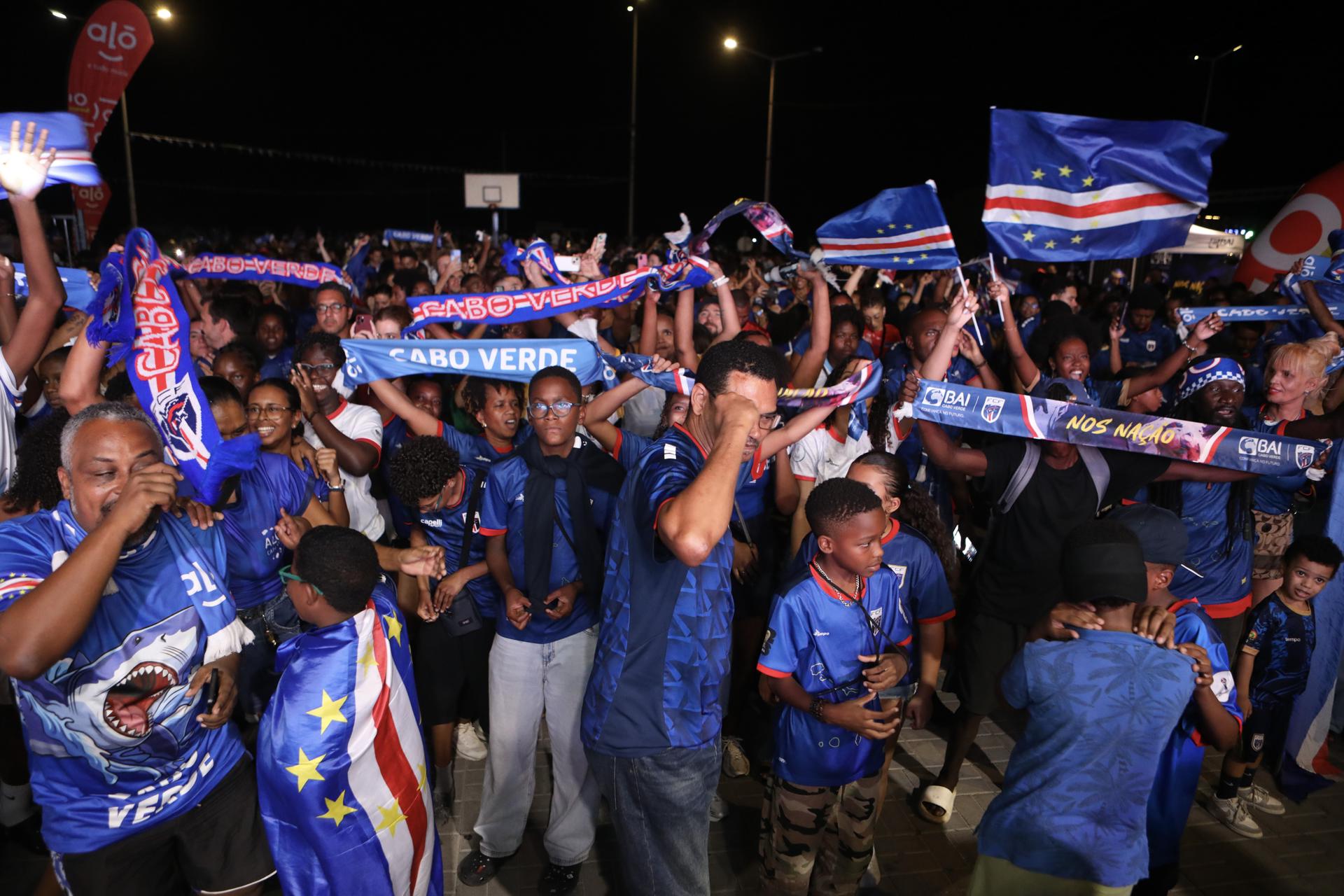 Aficionados celebrandola llegada de la selección de Cabo Verde