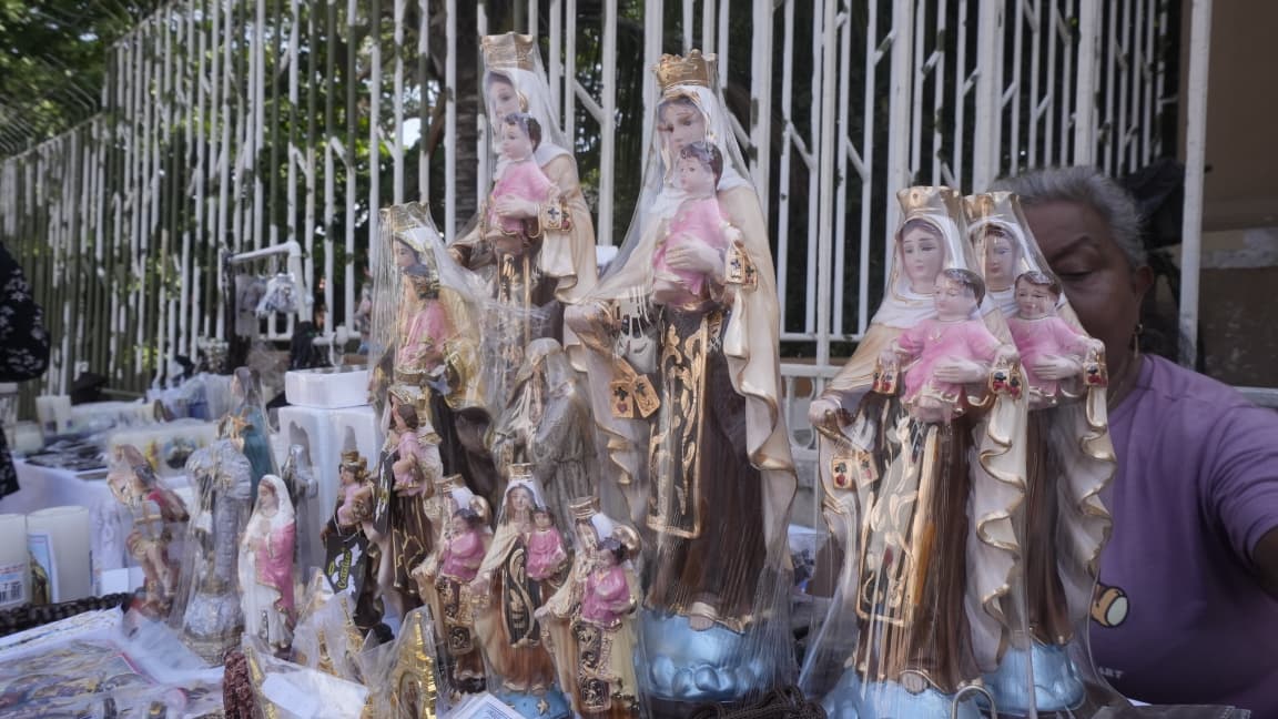 Afuera de la iglesia se vendieron imágenes de la Virgen.