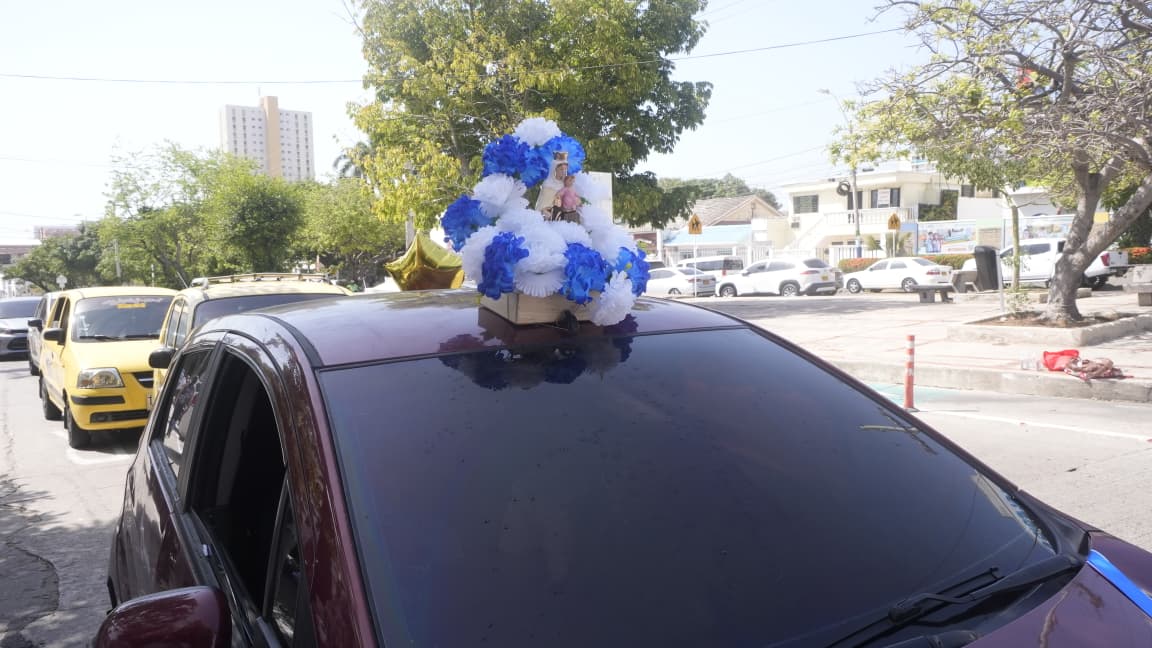 Algunos carros en la parte superior llevaban grandes imágenes de la Virgen del Carmen