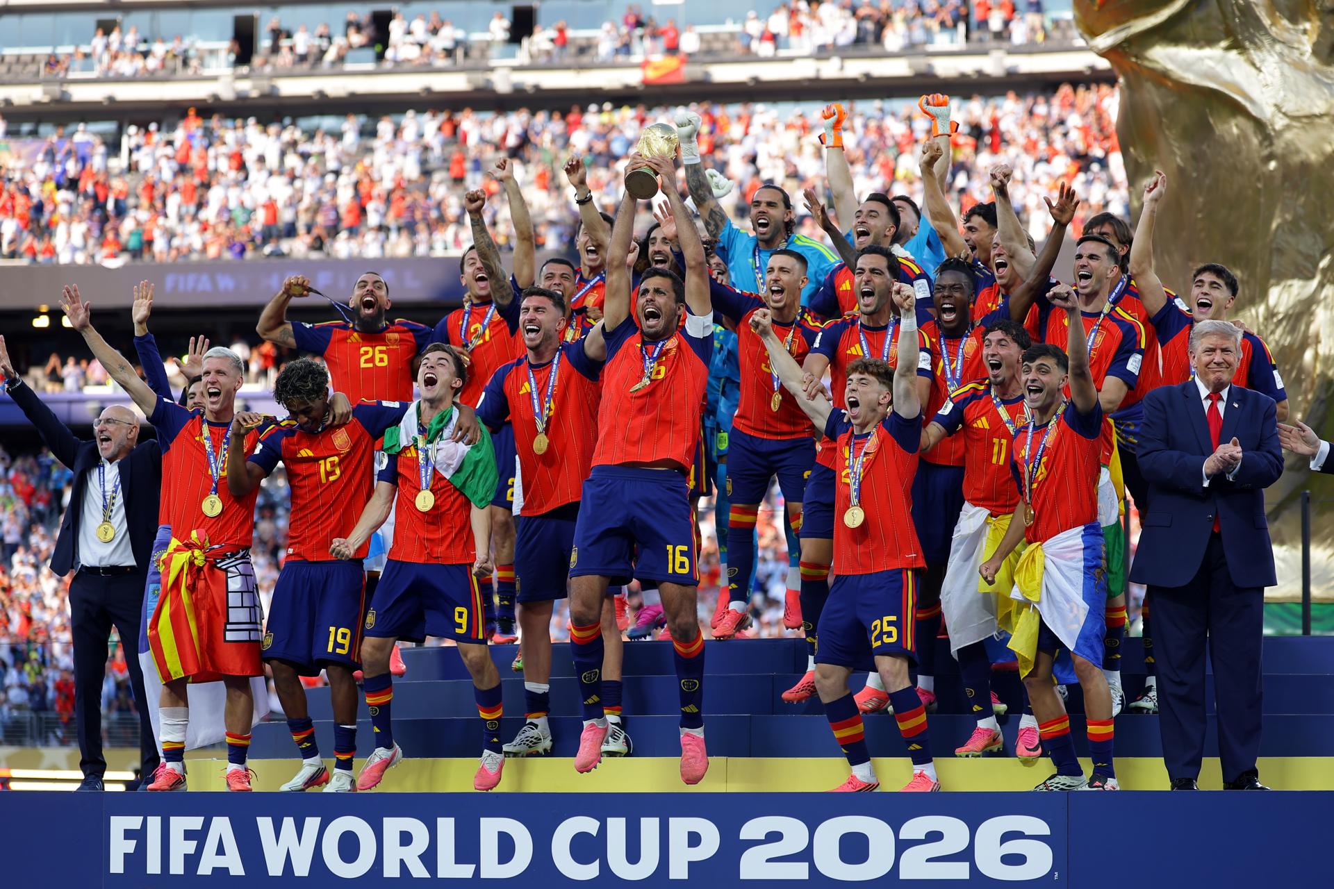 España alzando el trofeo de campeón.