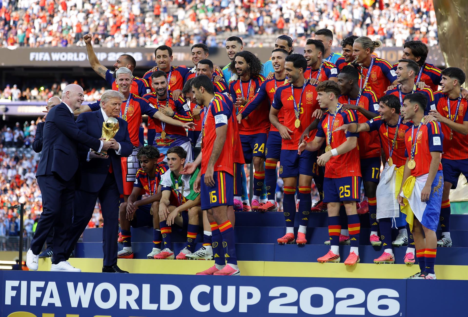 Infantino y Trump entregando el título de campeón a España.