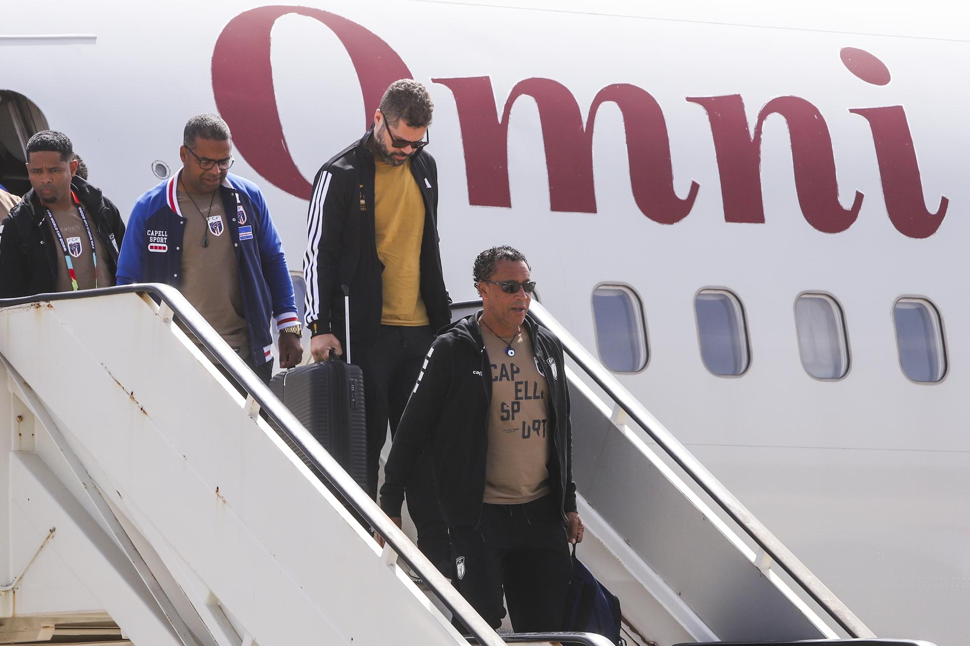 La selección de Cabo verde llegando al aeropuerto de Praia