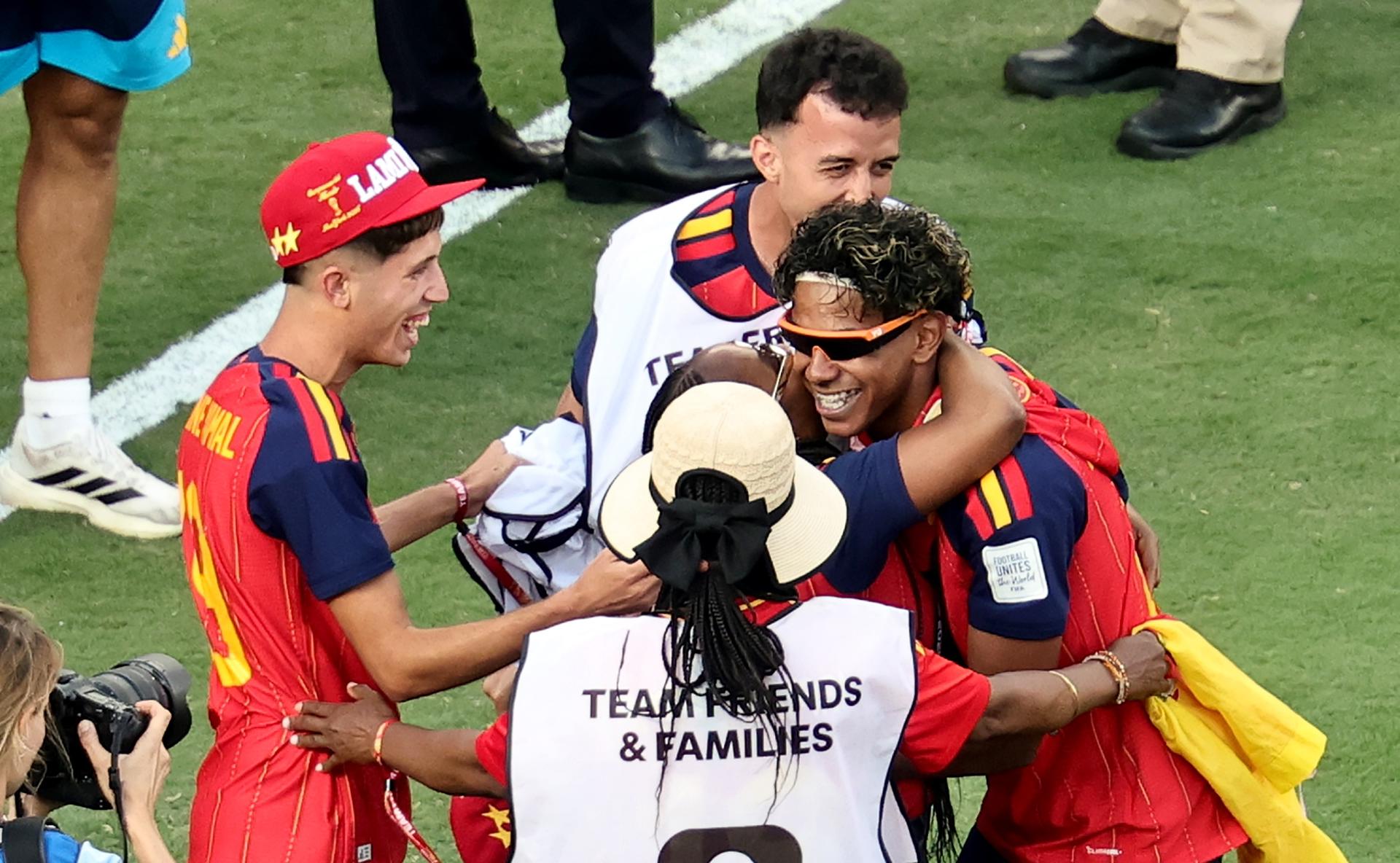 Lamine Yamal festejando el título con sus seres queridos.