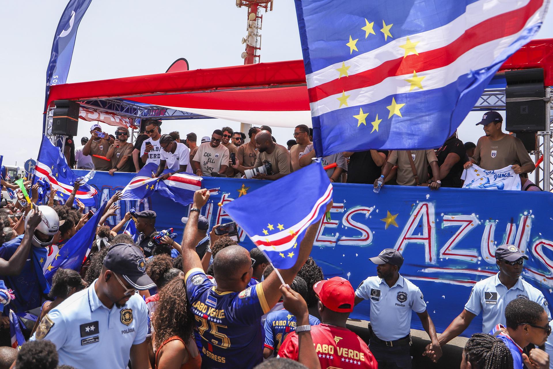 Locura en el recibimiento de la Selección en Cabo Verde