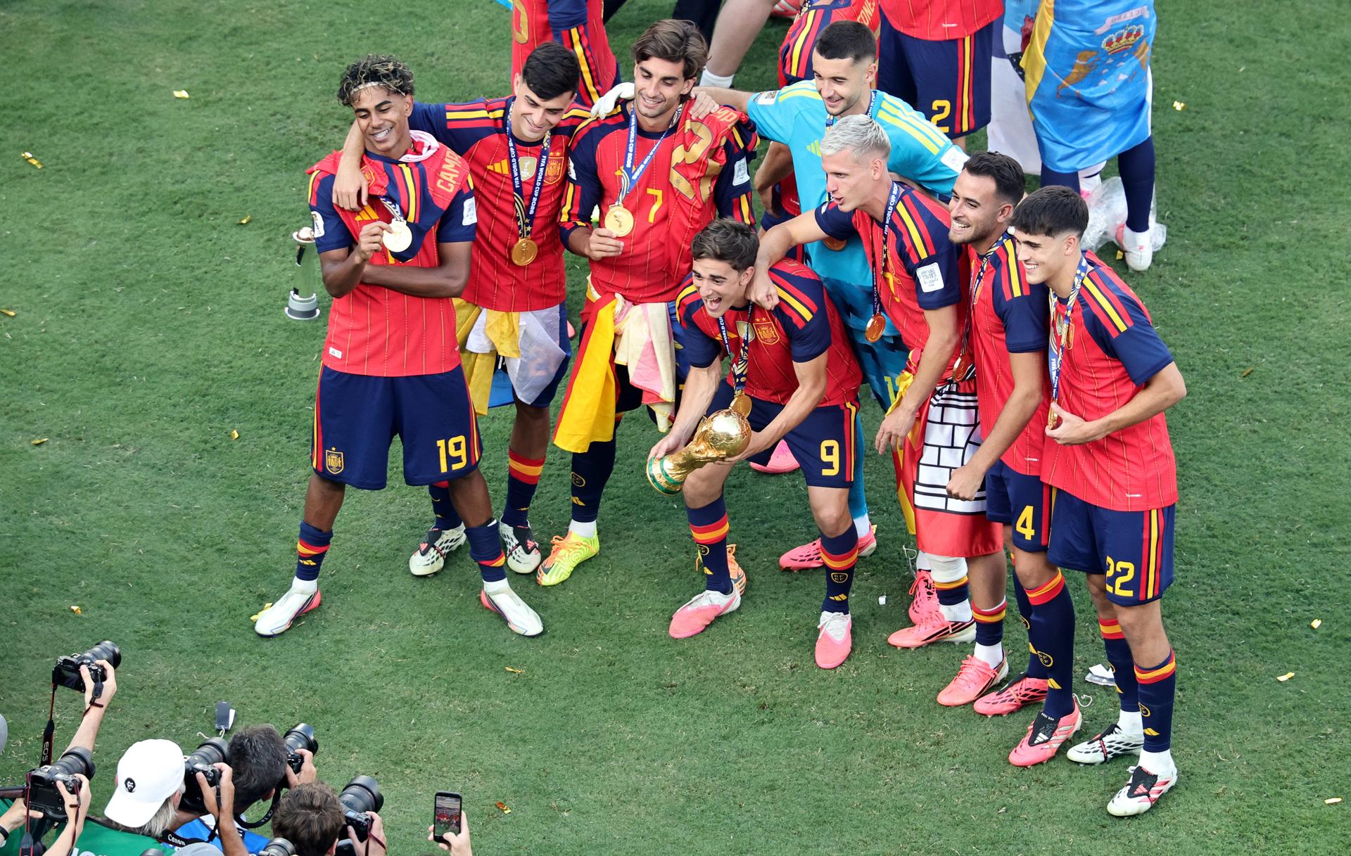 Los ocho jugadores del Barcelona FC con sus medallas de campeones.