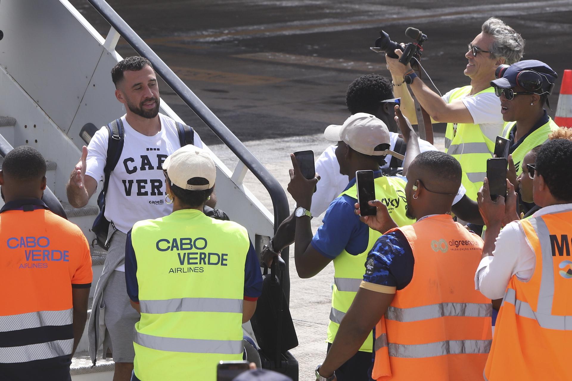 El capitán Pico Lopes, uno de los líderes de Cabo Verde, desciende del avión