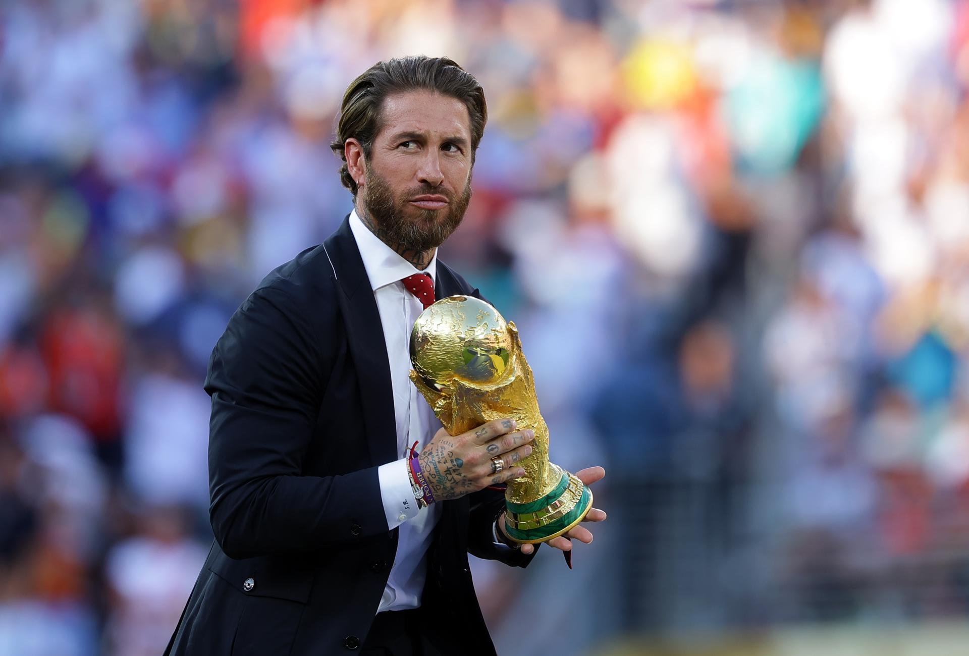 Sergio Ramos llevando el trofeo a la ceremonia del campeón.