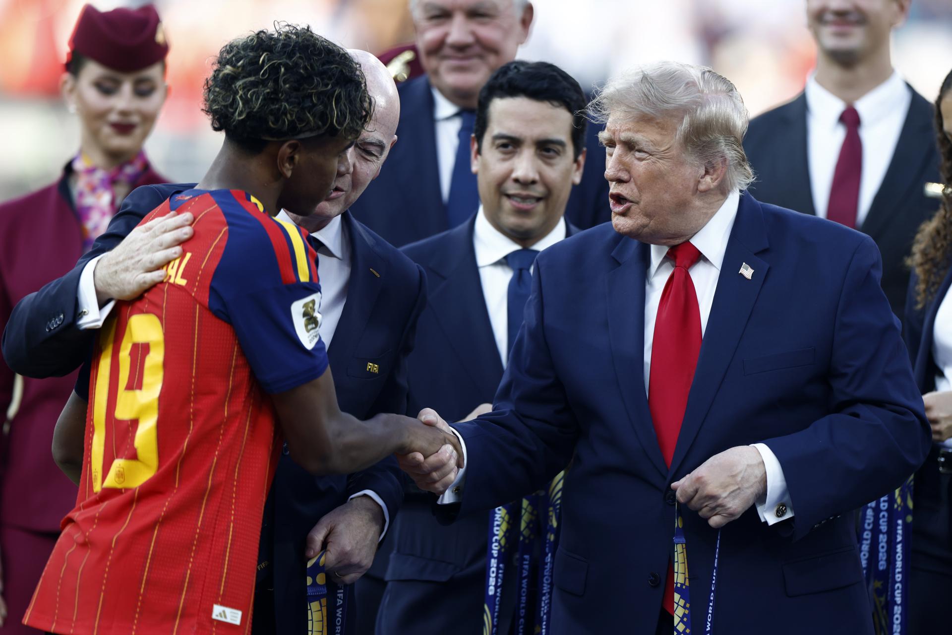 Trump dándole la medalla de campeón a Yamal.