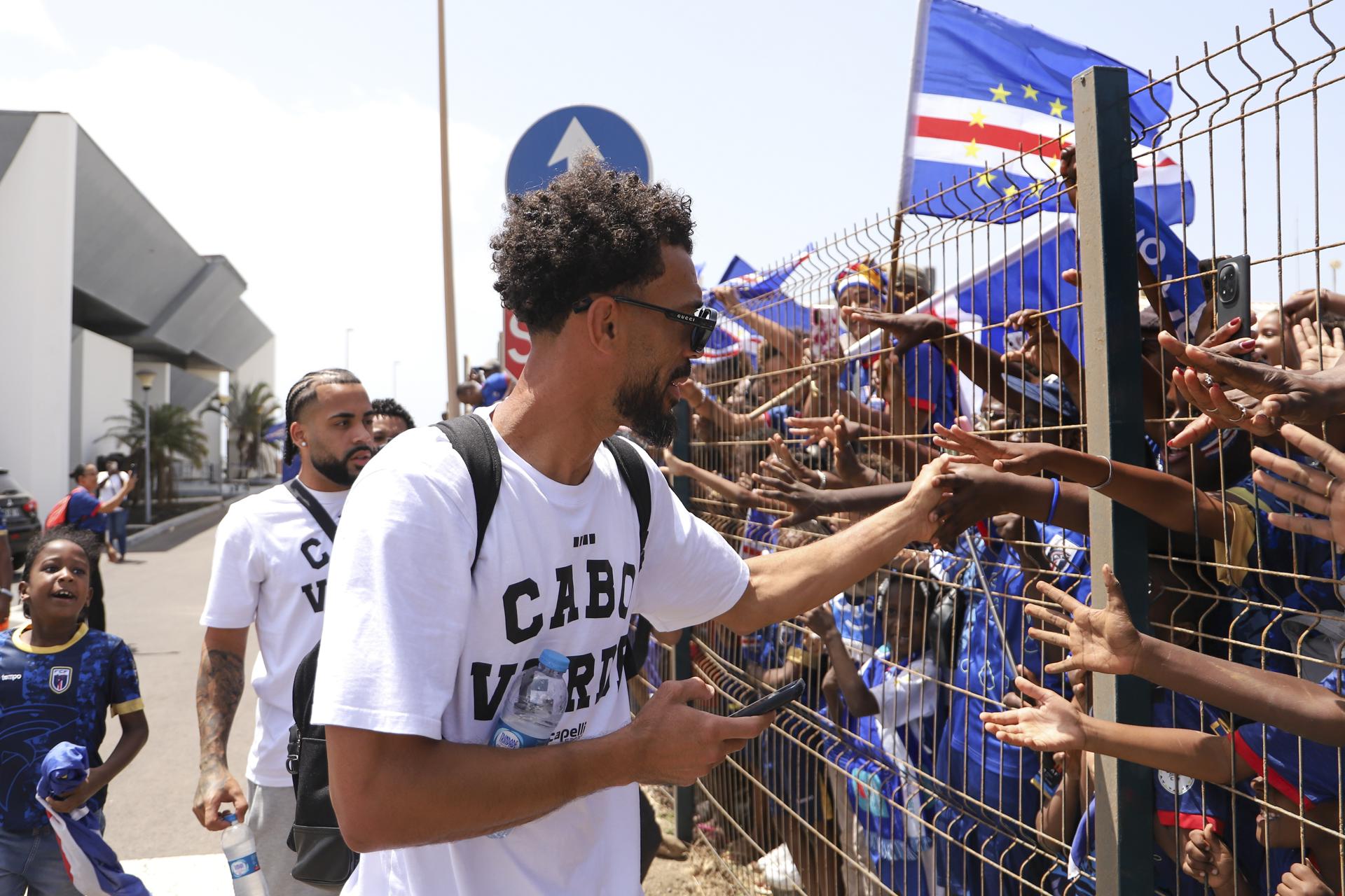 Vozinha saludando a los aficionados