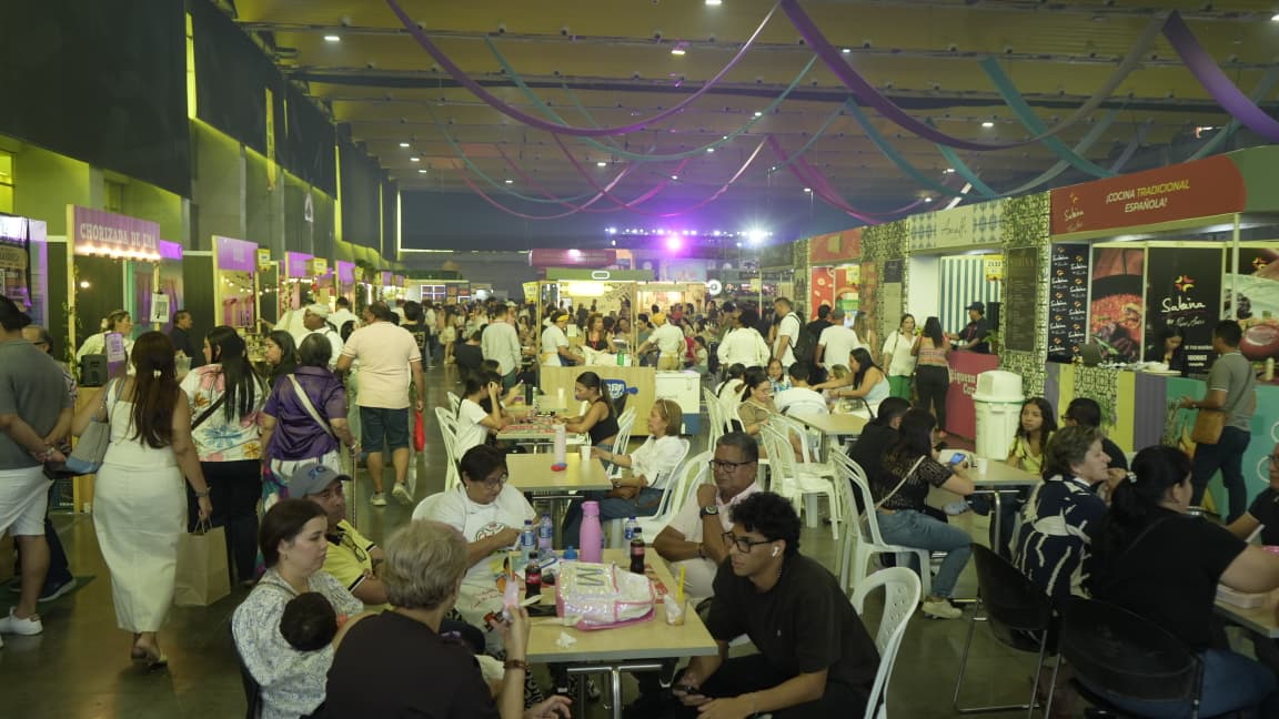 Zona de comidas en la feria. 