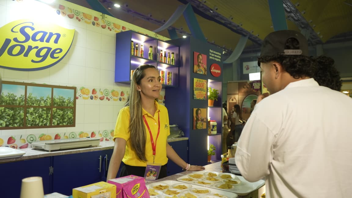 Diferentes marcas exhiben sus productos en al feria.
