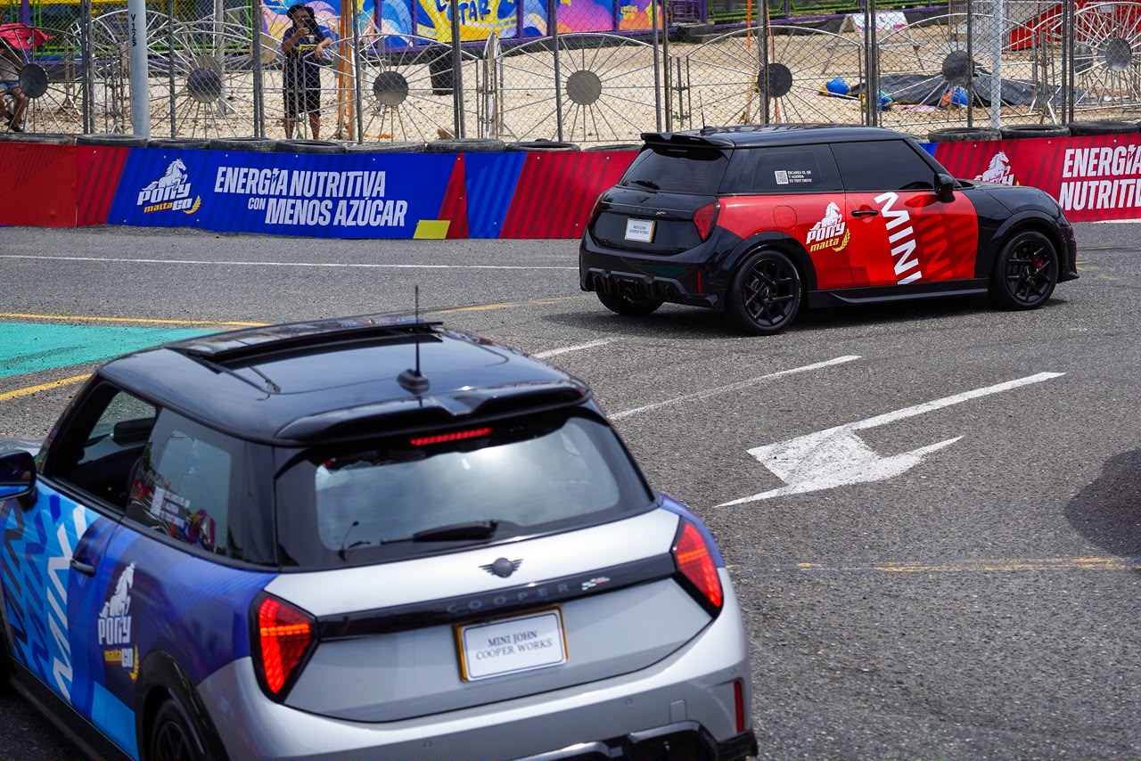 Exhibición de carros en el circuito.