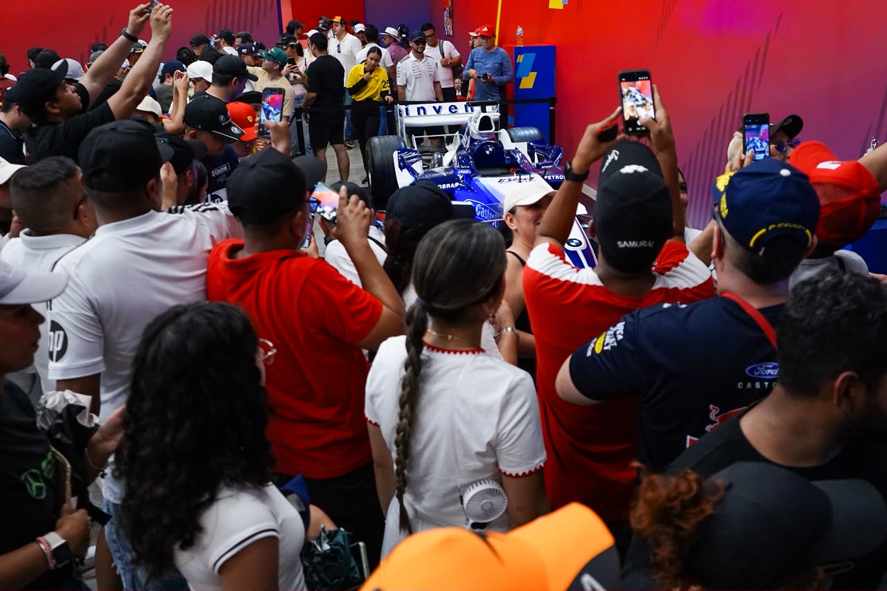 Con el Williams FW25, Montoya logró dos victorias icónicas en Mónaco y Alemania (circuito de Hockenheim), subió a 9 podios y se consolidó en el tercer lugar del Campeonato Mundial de Pilotos.