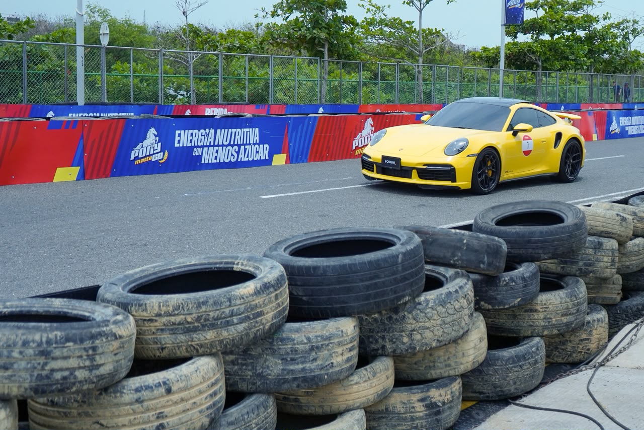 Exhibición de carros en el circuito.