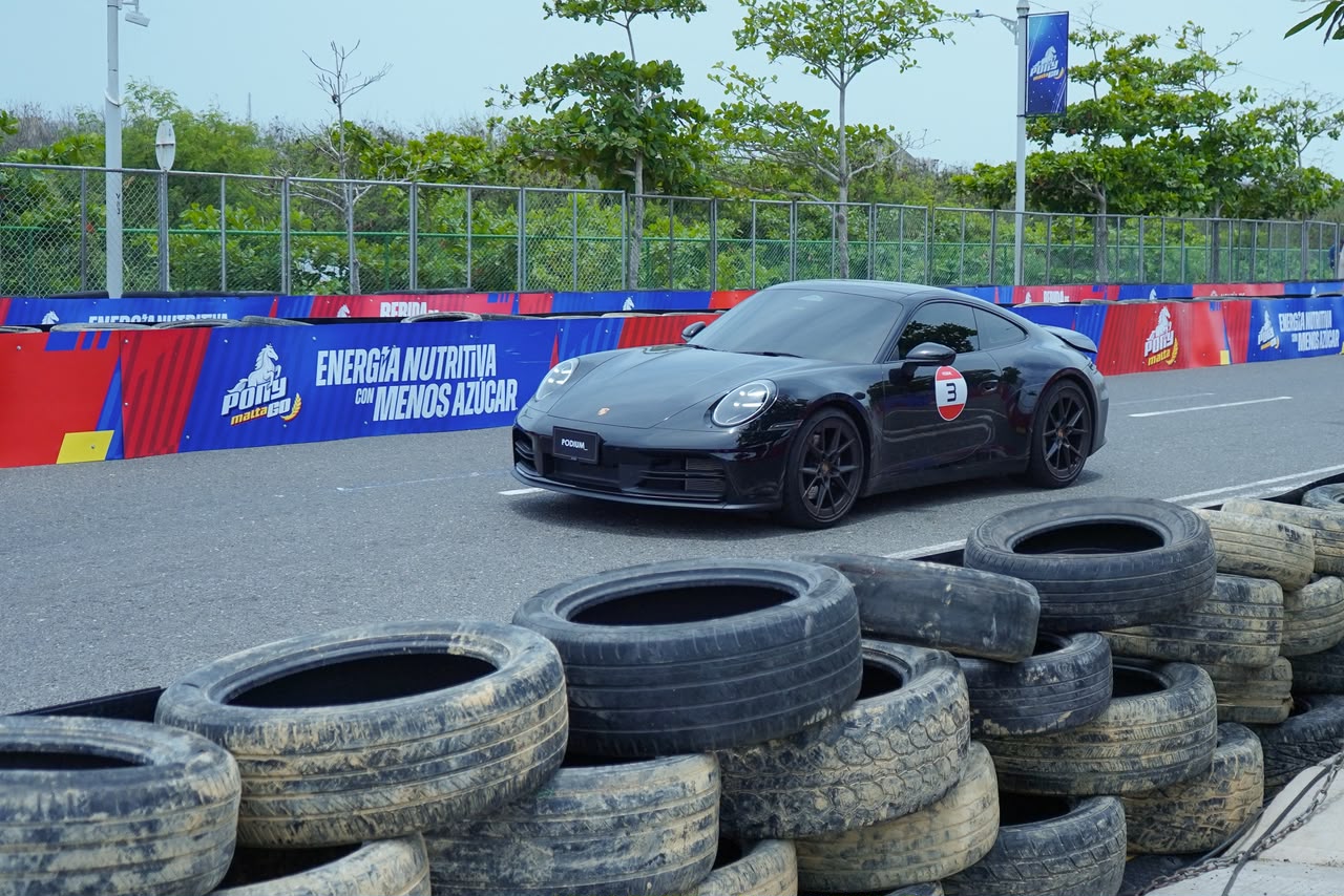 Exhibición de carros en el circuito.